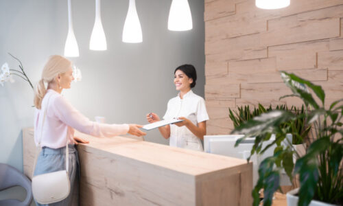 O fim dos furos no caixa: Como a Clínica Sorriso recuperou o controle financeiro com um Agente Personalizado