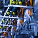 Automação Tradicional vs. Agentes Autônomos em Hardware