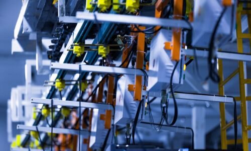 Automação Tradicional vs. Agentes Autônomos em Hardware